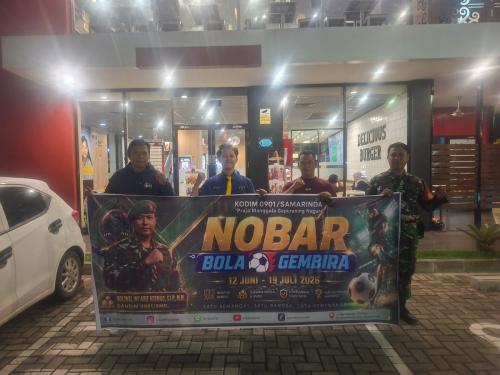 Babinsa Koramil 0901-01/Samarinda Ulu Nobar Piala Dunia 2026 Bersama Polri dan Masyarakat