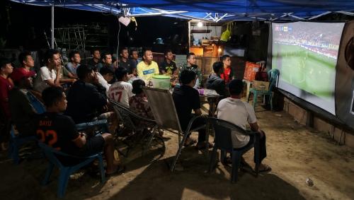 Keharmonisan Babinsa Menonton Bola Bersama Warga, Pererat Kemanunggalan TNI dan Rakyat