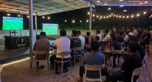 Babinsa Koramil 0901-05/Samarinda Utara Hadiri Nobar Piala Dunia 2026 Bersama Warga Kelurahan Sambut