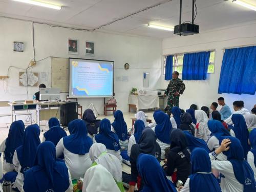 Babinsa Kodim 0901/Samarinda Tanamkan Jiwa Kepemimpinan dan Disiplin kepada Siswa Baru SMAN 13 melal
