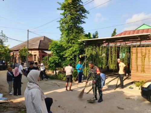 Babinsa Sempaja Barat Bersama Warga Gotong Royong Sambut HUT RI Ke-81 dan Lomba Kampung Merah Putih