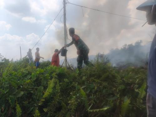 Babinsa Kodim 0901/Samarinda Sigap Padamkan Kebakaran Lahan di Sungai Siring