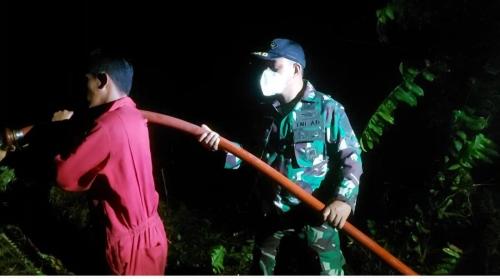 SIGAP !, BABINSA BANTUAS BERSAMA RELAWAN PADAMKAN KEBAKARAN LAHAN PT TIRTA MAHAKAM