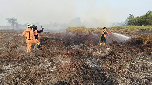 BABINSA SINDANGSARI BERSAMA TIM GABUNGAN SIGAP PADAMKAN KARHUTLA